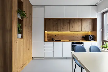 Sypialnia w stylu japandi, minimalistycznym z jasnym łóżkiem, drewnem i nowoczesnymi akcentami.