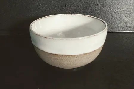 Miska ceramiczna w stylu boho, japandi i minimalistycznym z białym i brązowym wykończeniem.