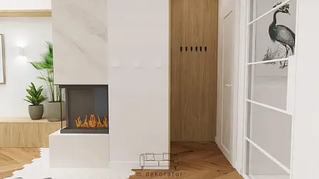 Wnętrze z kominkiem, roślinami i drewnianymi akcentami w stylach boho, rustykalnym, skandynawskim.