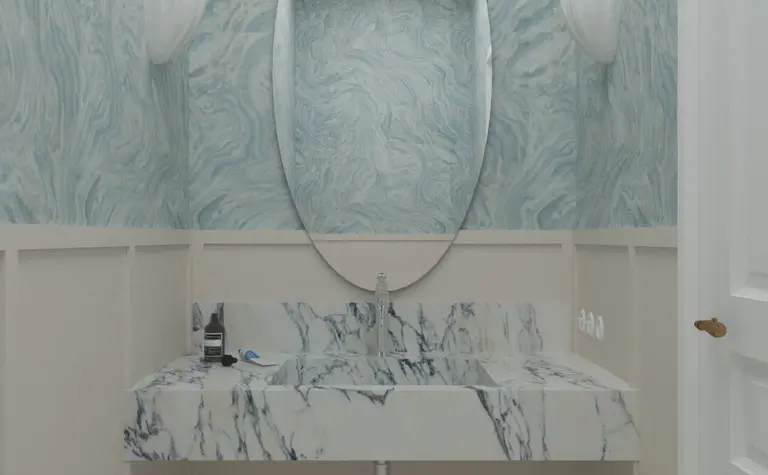 Wnętrze toalety z marmurową umywalką i niebieskimi ścianami w stylu art deco, minimaluxe, quiet luxury.