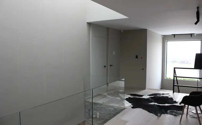 Nowoczesne wnętrze z minimalistycznym akcentem i drewnianymi detalami.
