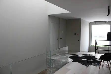 Nowoczesne wnętrze z minimalistycznym akcentem i drewnianymi detalami.