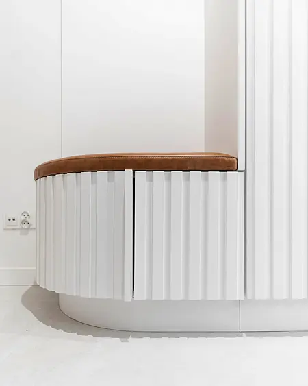 Nowoczesne wnętrze z białą ławką i brązowym siedziskiem, styl boho, japandi, minimalistyczny.