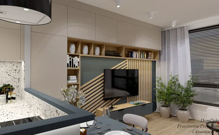Wnętrze salonu z telewizorem, drewnianymi detalami, roślinnością i minimalistycznym wystrojem.