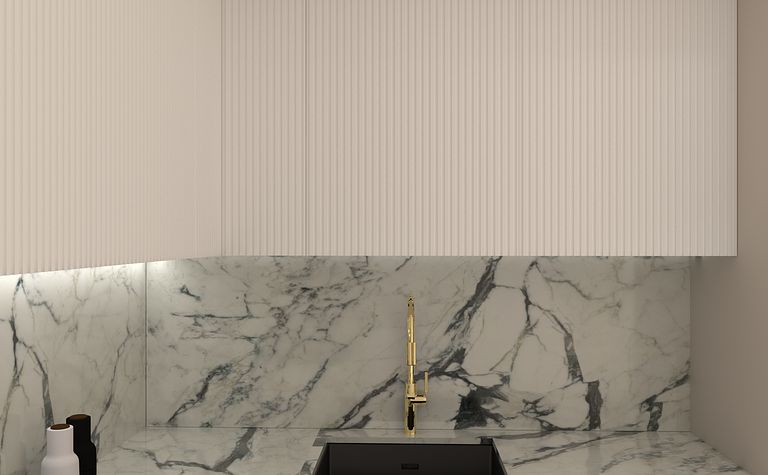 Nowoczesna kuchnia z marmurowym blatem i białymi meblami w stylu glamour.