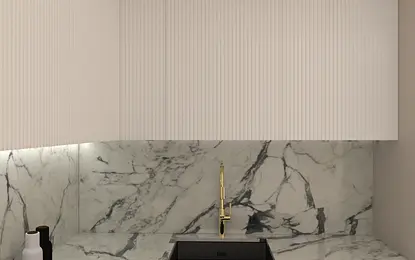 Nowoczesna kuchnia z marmurowym blatem i białymi meblami w stylu glamour.