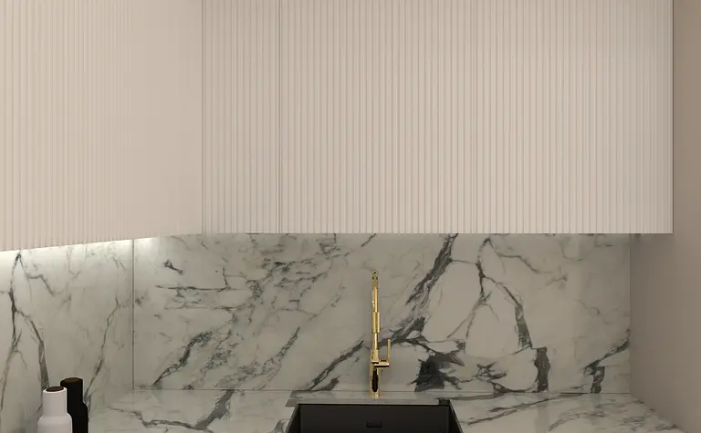 Nowoczesna kuchnia z marmurowym blatem i białymi meblami w stylu glamour.