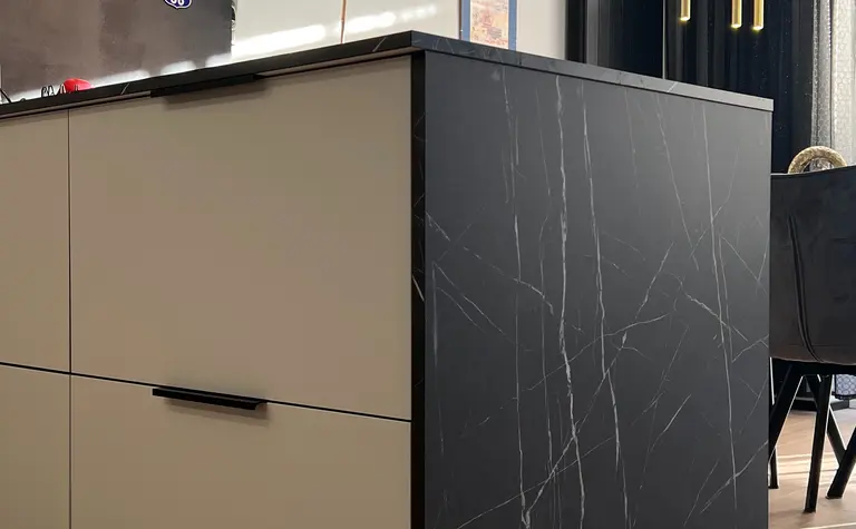 Kuchnia w nowoczesnym stylu z czarnym blatem i minimalizmem.