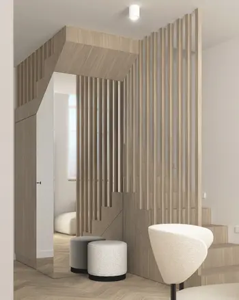 Przedpokój w stylu japandi i minimalistycznym z drewnianymi detalami.