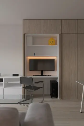 Wnętrze biura w stylu japandi, minimalistycznym i skandynawskim z drewnianymi meblami.