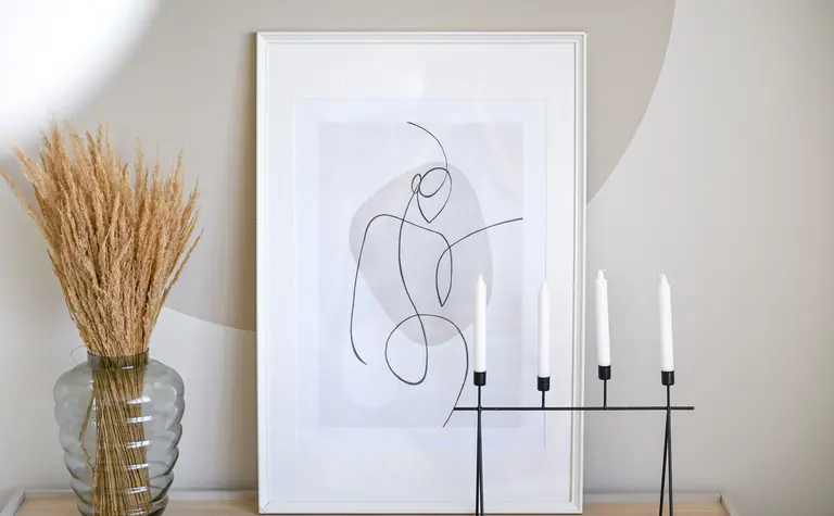Minimalistyczne wnętrze z obrazem, suszonymi kwiatami, styl japandi.