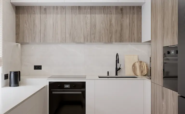 Nowoczesna kuchnia w minimalistycznym stylu z drewnianymi akcentami