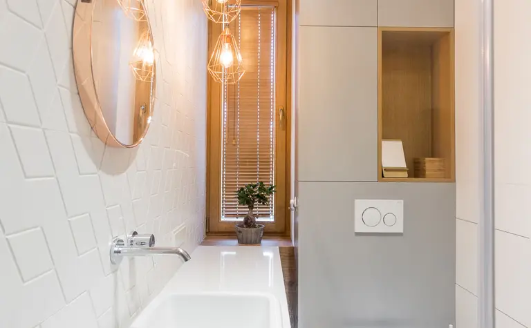 Wnętrze łazienki w stylu industrialnym i minimalistycznym z białymi elementami.