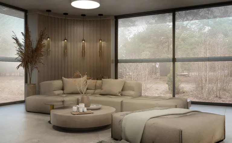Nowoczesny salon w stylu boho i skandynawskim z beżową sofą i drewnianymi elementami.