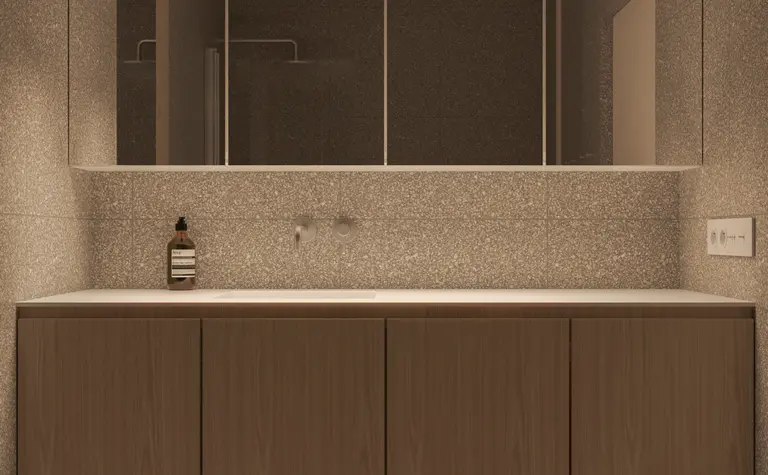 Łazienka w stylu japandi, minimalistycznym i skandynawskim z drewnianą szafką i dużym lustrem.