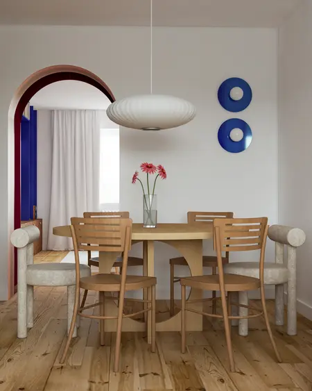 Wnętrze jadalni z drewnianym stołem, krzesłami i różowymi kwiatami w stylu dopamine decor, vintage.