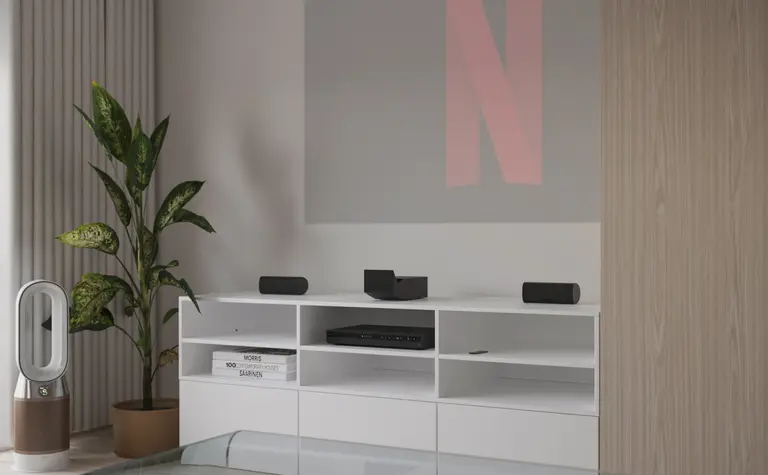 Wnętrze salonu w stylu japandi, minimalistycznym i skandynawskim z rośliną i nowoczesnym sprzętem
