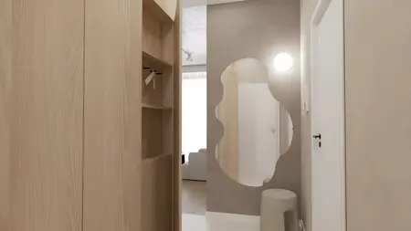 Przedpokój w stylu japandi, minimalistycznym, współczesnym z drewnem i lustrem.