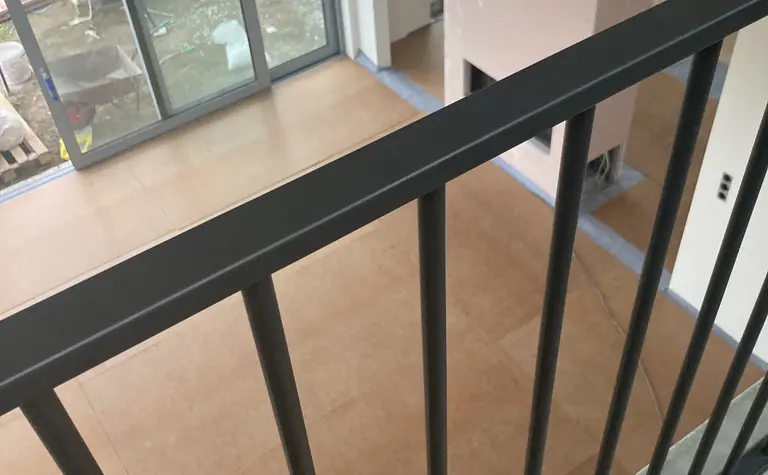 Wnętrze z dużymi oknami, drewnianą podłogą, nowoczesny styl i współczesny design.