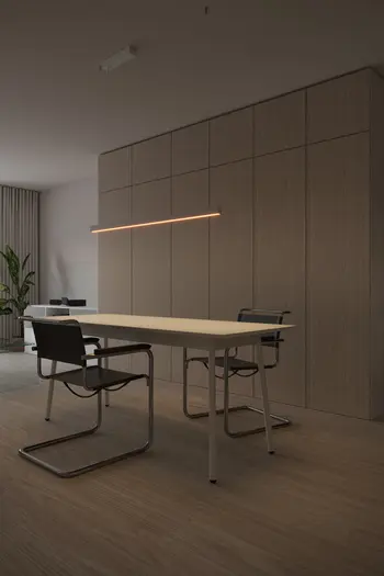 Gabinet w stylu japandi z drewnianymi meblami, minimalistycznym oświetleniem i rośliną.