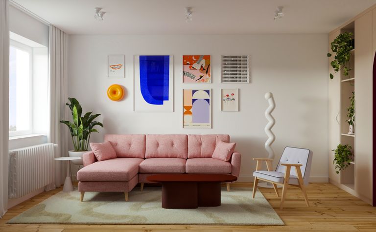 Wnętrze salonu z różową sofą, niebieskimi obrazami i roślinami. Styl dopamine decor, eklektyczny, vintage.
