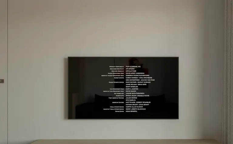 Minimalistyczny salon z nowoczesnym telewizorem i drewnianymi meblami.