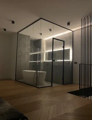 Nowoczesna łazienka z wanną i szklanym prysznicem, z oświetleniem LED.