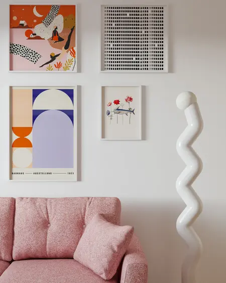 Wnętrze z różową sofą, nowoczesnymi obrazami i lampą w stylu dopamine decor, eklektycznym, vintage.