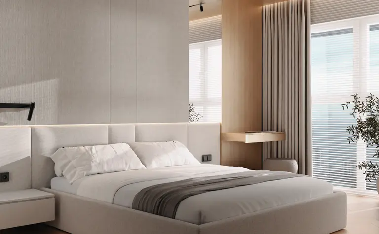 Elegancka sypialnia w neutralnych barwach z tapicerowanym łóżkiem, panelami ściennymi i dużym oknem. Minimalistyczne wykończenie i naturalne światło tworzą przytulną atmosferę.