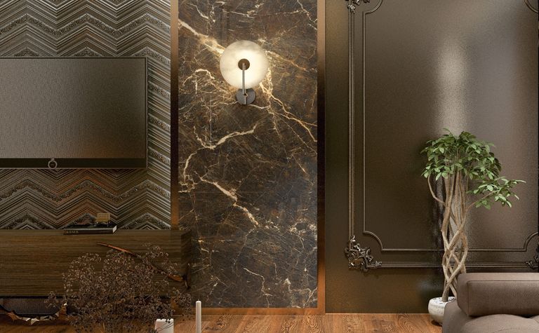 Stylowe wnętrze salonu z elementami art deco i glamour, z telewizorem i rośliną.