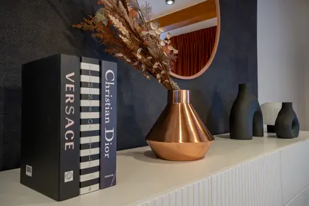 Dekoracja wnętrza z wazonami, książkami i lustrami w stylu industrialnym, nowoczesnym i współczesnym.