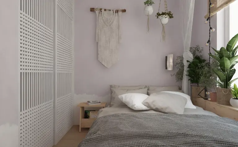 Sypialnia w stylu boho i japandi z roślinami i jasnymi meblami.