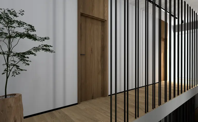 Korytarz z drewnianą podłogą, rośliną i stalowymi balustradami w nowoczesnym wnętrzu.