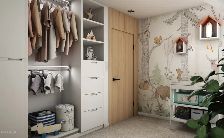 Garderoba z jasnymi meblami, drewnianymi detalami i dekoracyjną tapetą.