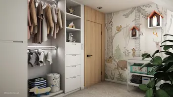 Garderoba z jasnymi meblami, drewnianymi detalami i dekoracyjną tapetą.