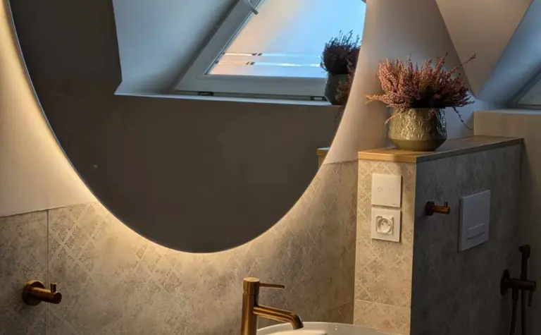 Nowoczesna łazienka w stylu minimalistycznym i skandynawskim z dużym lustrem