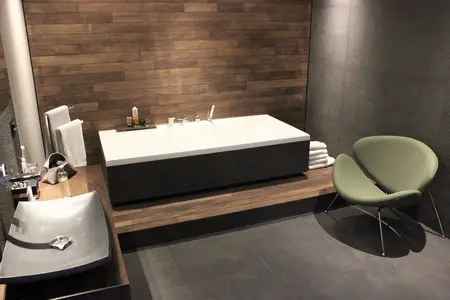 Nowoczesna łazienka z minimalistycznym designem, drewniane wykończenia, styl minimaluxe.