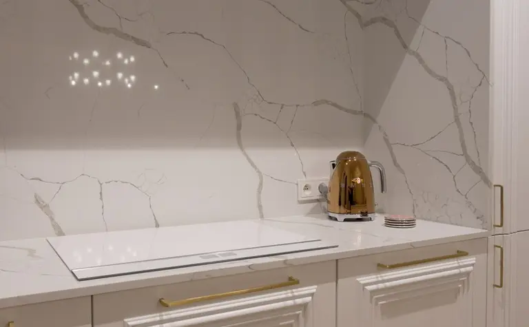 Kuchnia z marmurowym blatem, białymi meblami, nowoczesny, quiet luxury, tradycyjny, współczesny