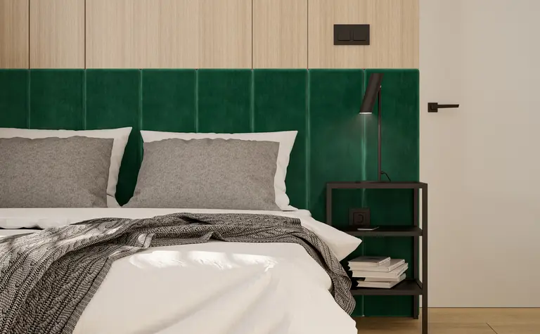 Sypialnia z zielonym wezgłowiem, drewnianymi panelami i minimalistycznym designem.
