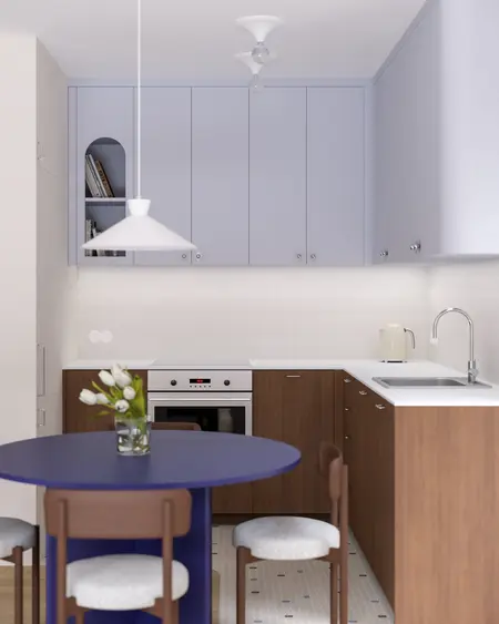 Kuchnia w stylu japandi z brązowymi meblami i niebieskim stołem, minimalistyczny design.