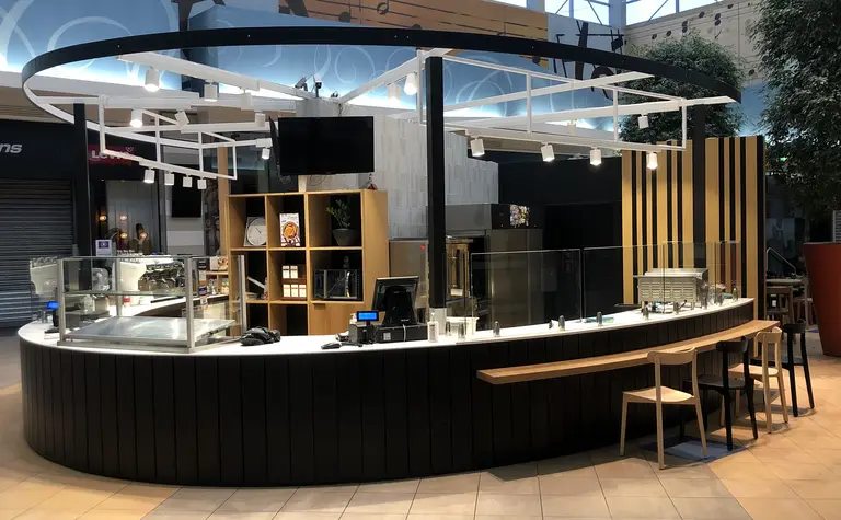 Nowoczesny kącik gastronomiczny w stylu japandi i minimalistycznym z drewnem i czernią.