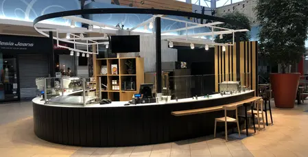 Nowoczesny kącik gastronomiczny w stylu japandi i minimalistycznym z drewnem i czernią.