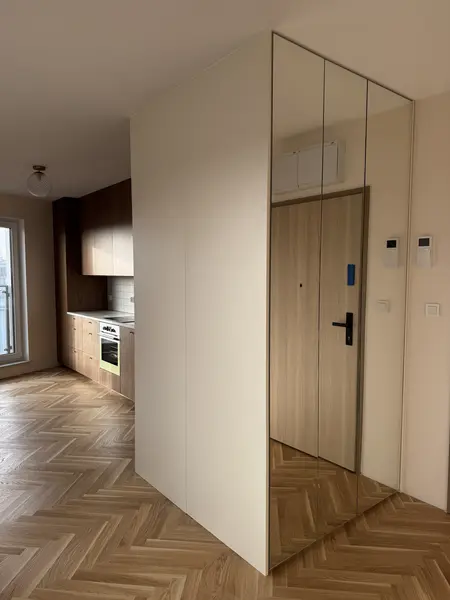 Wnętrze kuchni w stylu boho z drewnianymi meblami i jasnymi akcentami.