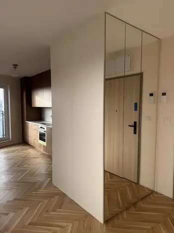 Wnętrze kuchni w stylu boho z drewnianymi meblami i jasnymi akcentami.
