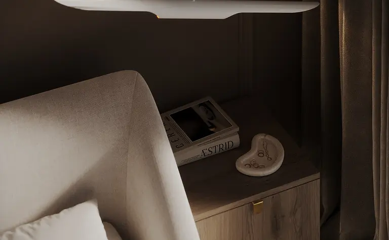 Wnętrze sypialni z jasnym łóżkiem, drewnianą komodą i zasłonami w stylu quiet luxury.