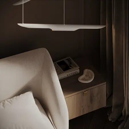 Wnętrze sypialni z jasnym łóżkiem, drewnianą komodą i zasłonami w stylu quiet luxury.