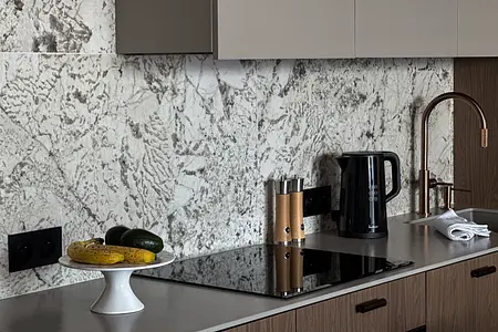 Wnętrze nowoczesnej kuchni z marmurowym blatem i drewnianymi detalami