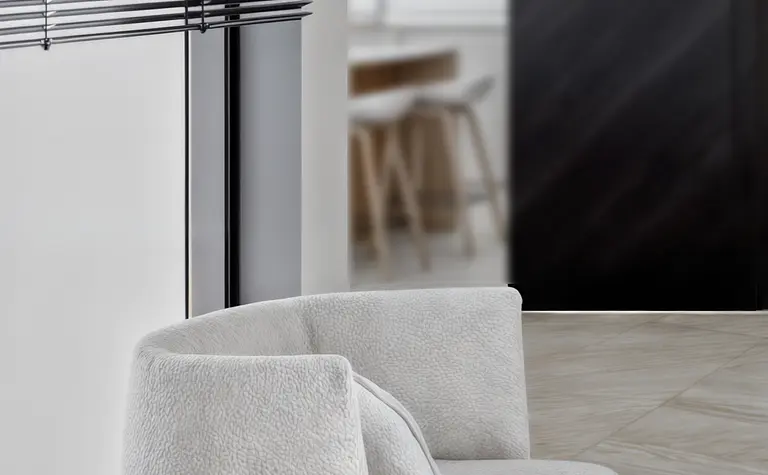 Minimalistyczne wnętrze z białą sofą i nowoczesnym stolikiem w skandynawskim stylu.