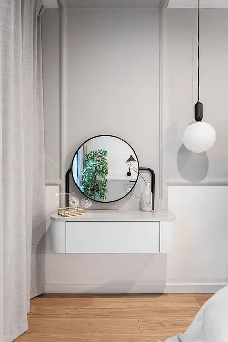 Minimalistyczny kącik z lustrem, rośliną i oświetleniem w stylu boho i japandi.