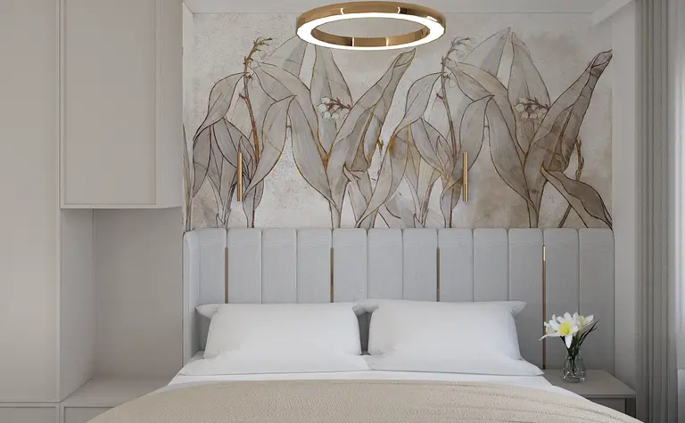 Sypialnia z szarym łóżkiem, beżowym kocem i glamour akcentami.